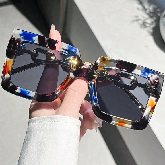 Gradient Bug Eye Square Multicolor Sunnies Sunglasses - Picture 2 of 3